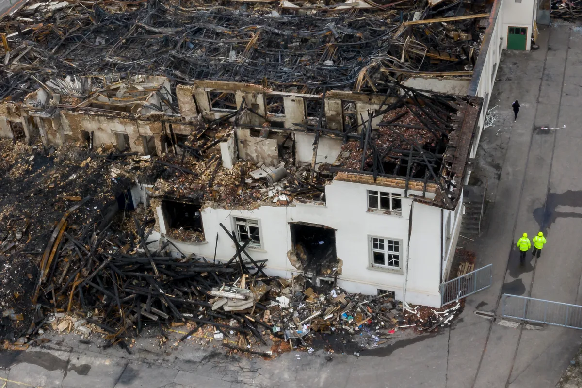 Am Ende blieb nicht mehr viel übrig von der Bührer Traktorenfabrik. Luftaufnahme der Brandruine.